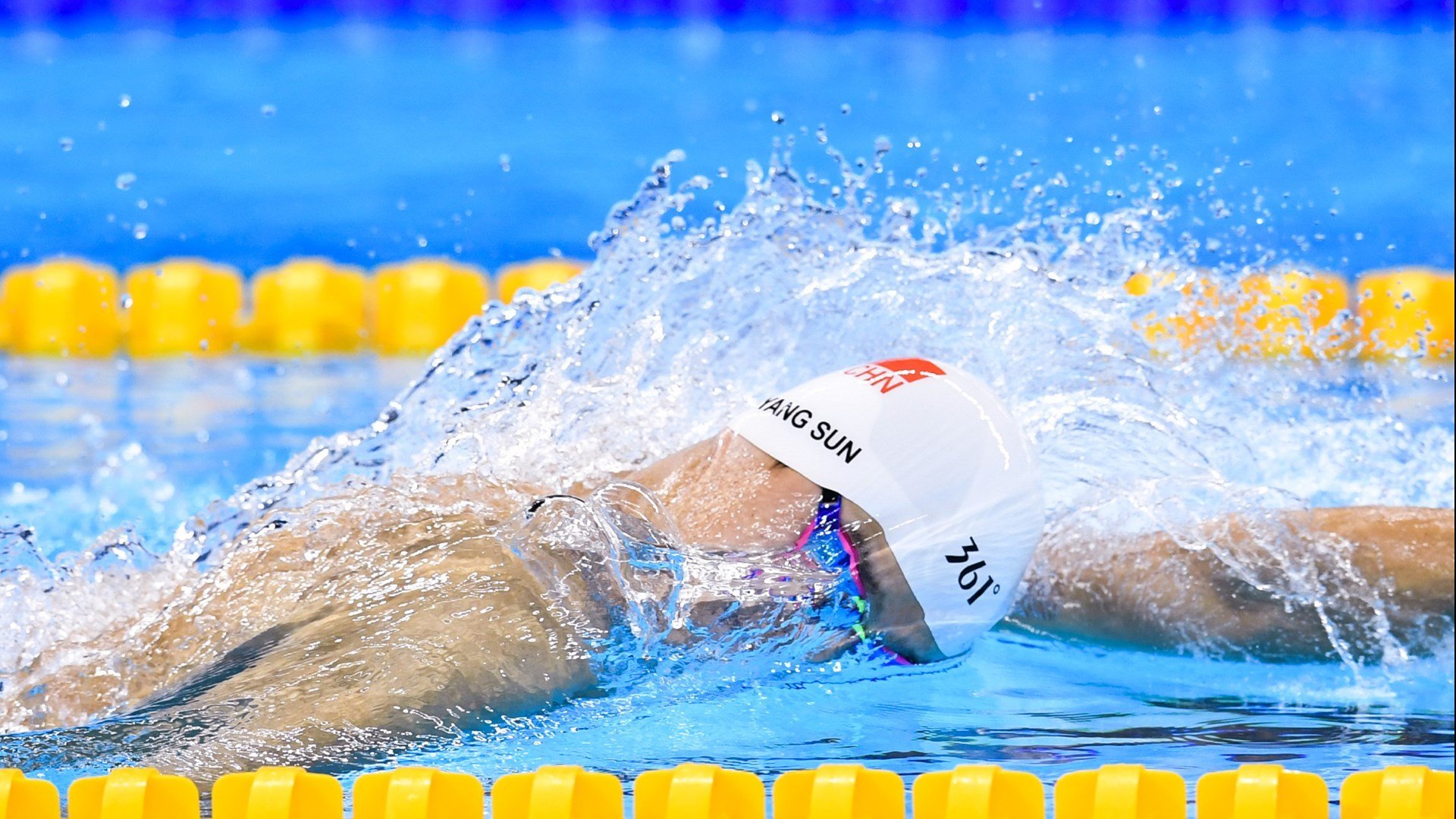 自由泳冲刺阶段技术动作更有力，自由泳短距离冲刺